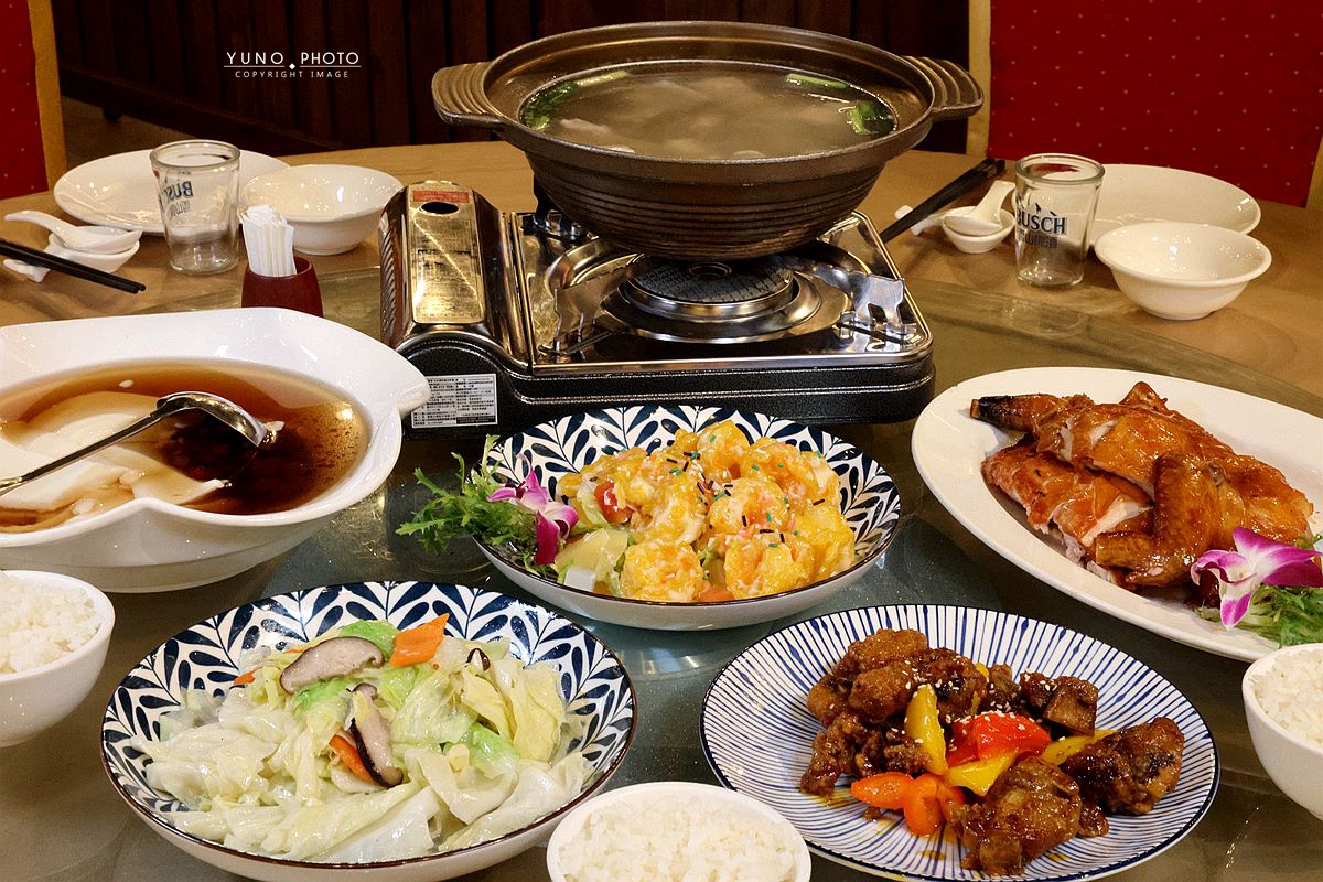 金黃焦香誘惑，阿秋大肥鵝油淋脆皮雞、橙汁排骨，必嚐暖胃薑絲鮮魚湯