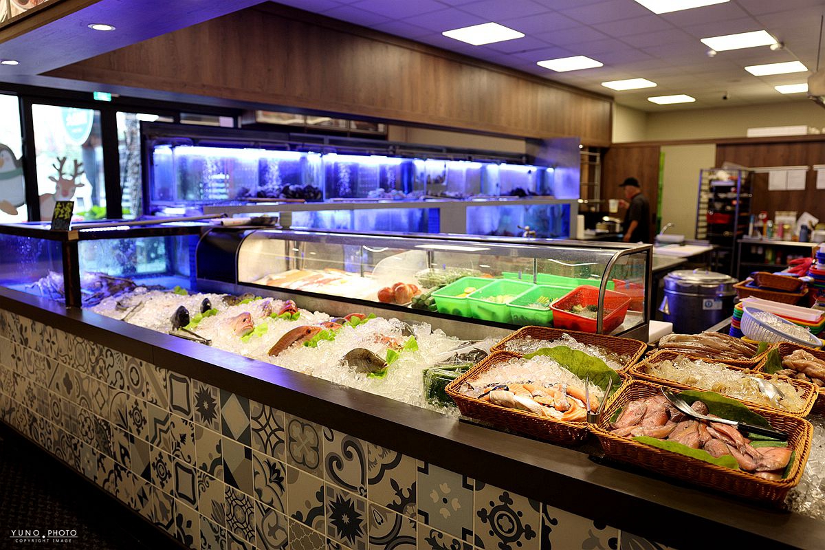 金黃焦香誘惑，阿秋大肥鵝油淋脆皮雞、橙汁排骨，必嚐暖胃薑絲鮮魚湯