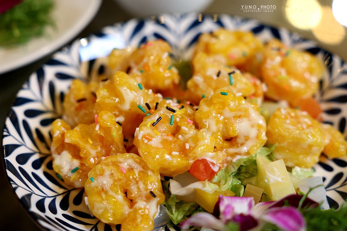 金黃焦香誘惑，阿秋大肥鵝油淋脆皮雞、橙汁排骨，必嚐暖胃薑絲鮮魚湯