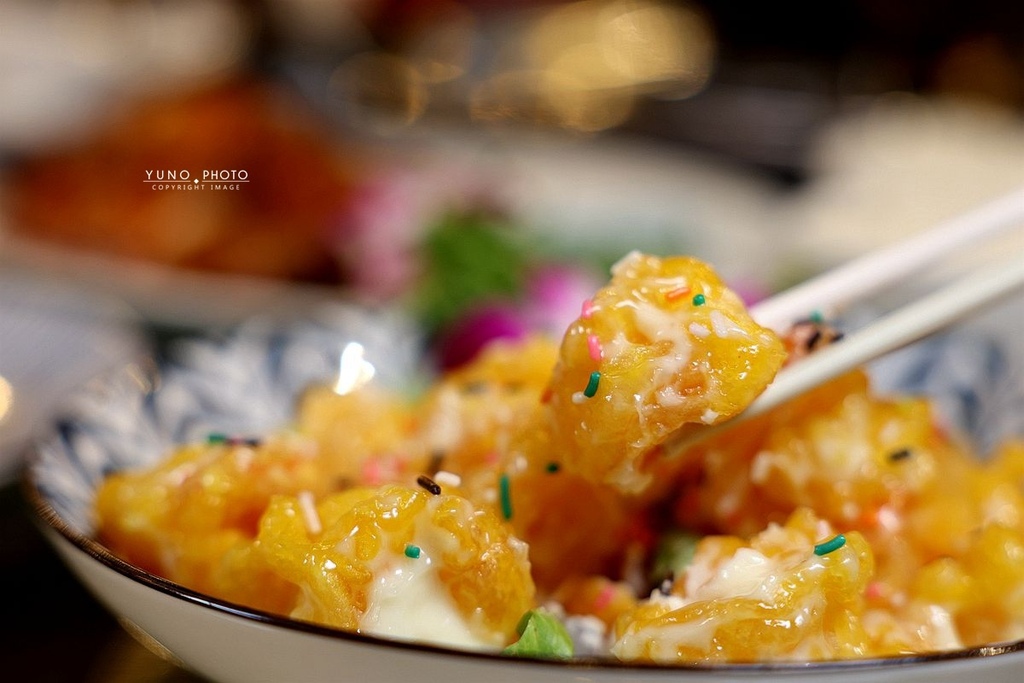 金黃焦香誘惑，阿秋大肥鵝油淋脆皮雞、橙汁排骨，必嚐暖胃薑絲鮮魚湯