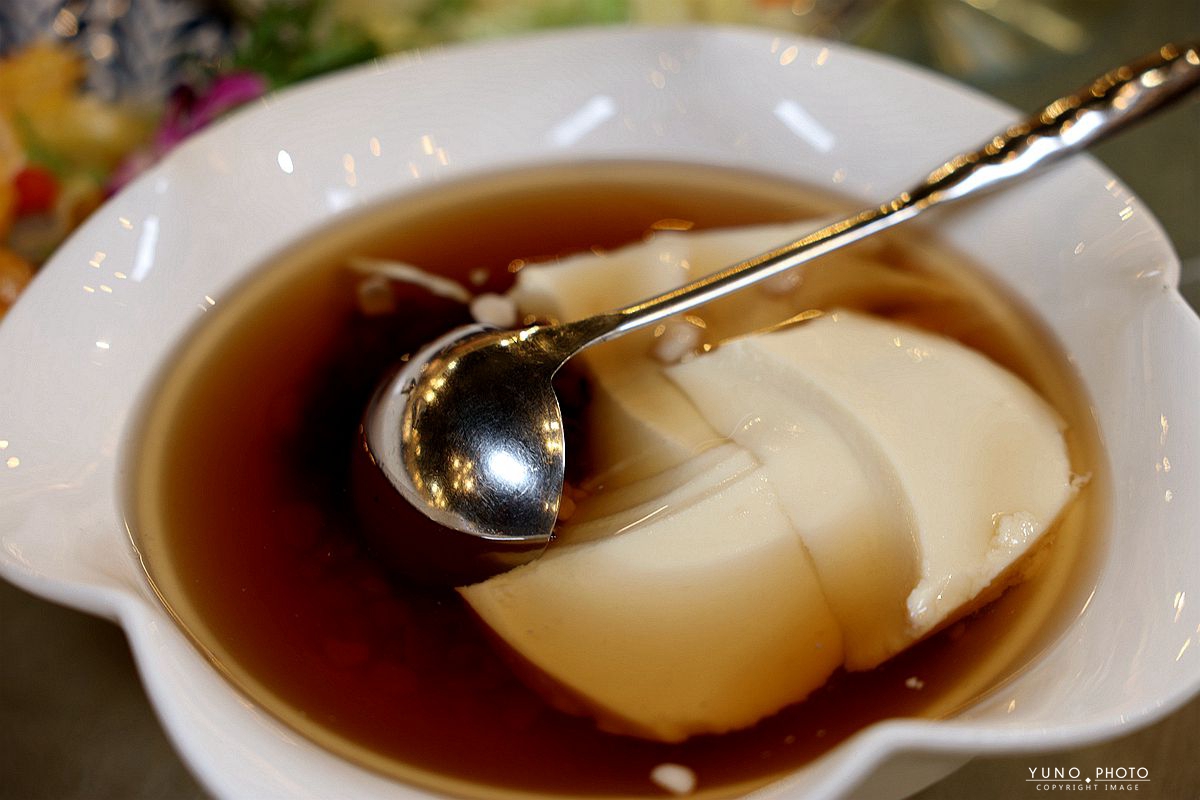 金黃焦香誘惑，阿秋大肥鵝油淋脆皮雞、橙汁排骨，必嚐暖胃薑絲鮮魚湯