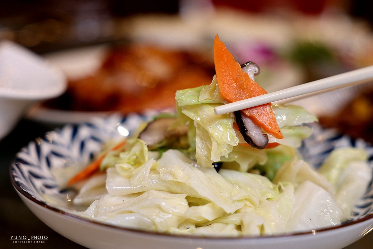 金黃焦香誘惑，阿秋大肥鵝油淋脆皮雞、橙汁排骨，必嚐暖胃薑絲鮮魚湯