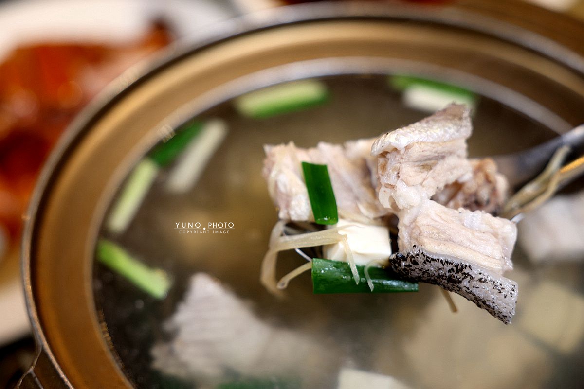 金黃焦香誘惑，阿秋大肥鵝油淋脆皮雞、橙汁排骨，必嚐暖胃薑絲鮮魚湯