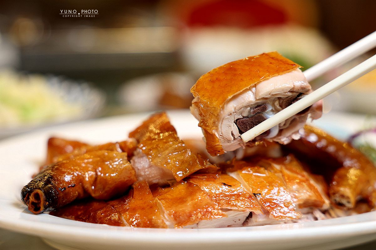 金黃焦香誘惑，阿秋大肥鵝油淋脆皮雞、橙汁排骨，必嚐暖胃薑絲鮮魚湯