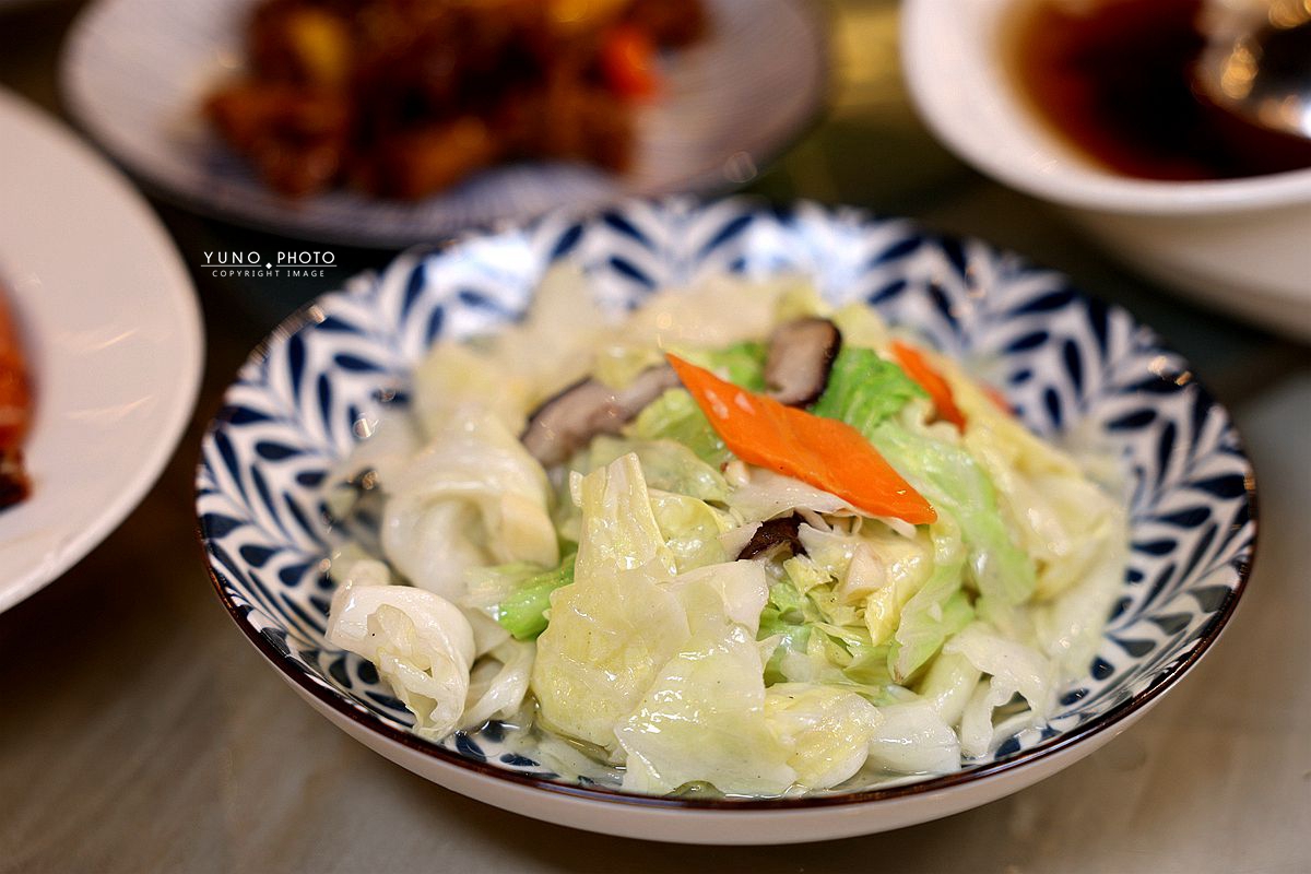 金黃焦香誘惑，阿秋大肥鵝油淋脆皮雞、橙汁排骨，必嚐暖胃薑絲鮮魚湯