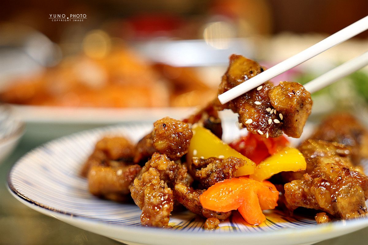 金黃焦香誘惑，阿秋大肥鵝油淋脆皮雞、橙汁排骨，必嚐暖胃薑絲鮮魚湯