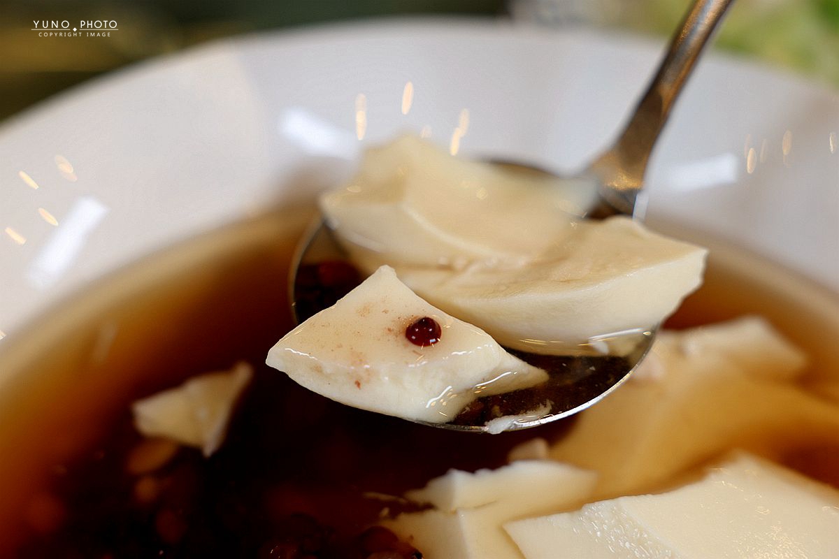 金黃焦香誘惑，阿秋大肥鵝油淋脆皮雞、橙汁排骨，必嚐暖胃薑絲鮮魚湯