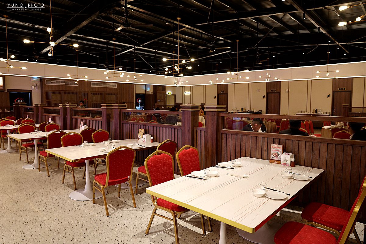 金黃焦香誘惑，阿秋大肥鵝油淋脆皮雞、橙汁排骨，必嚐暖胃薑絲鮮魚湯