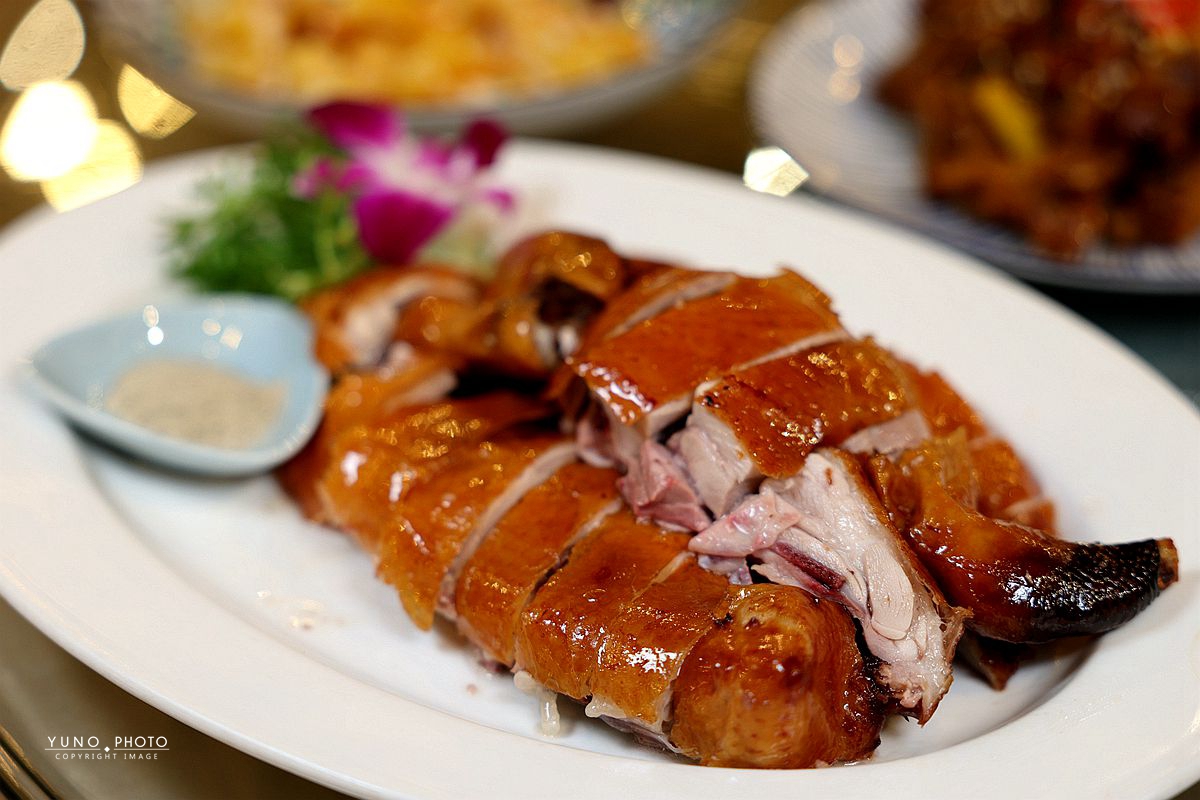 金黃焦香誘惑，阿秋大肥鵝油淋脆皮雞、橙汁排骨，必嚐暖胃薑絲鮮魚湯