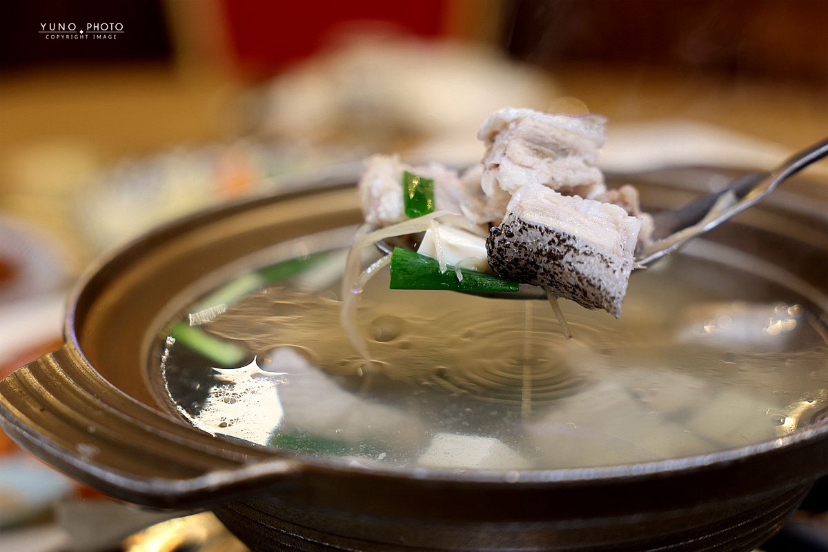 金黃焦香誘惑，阿秋大肥鵝油淋脆皮雞、橙汁排骨，必嚐暖胃薑絲鮮魚湯