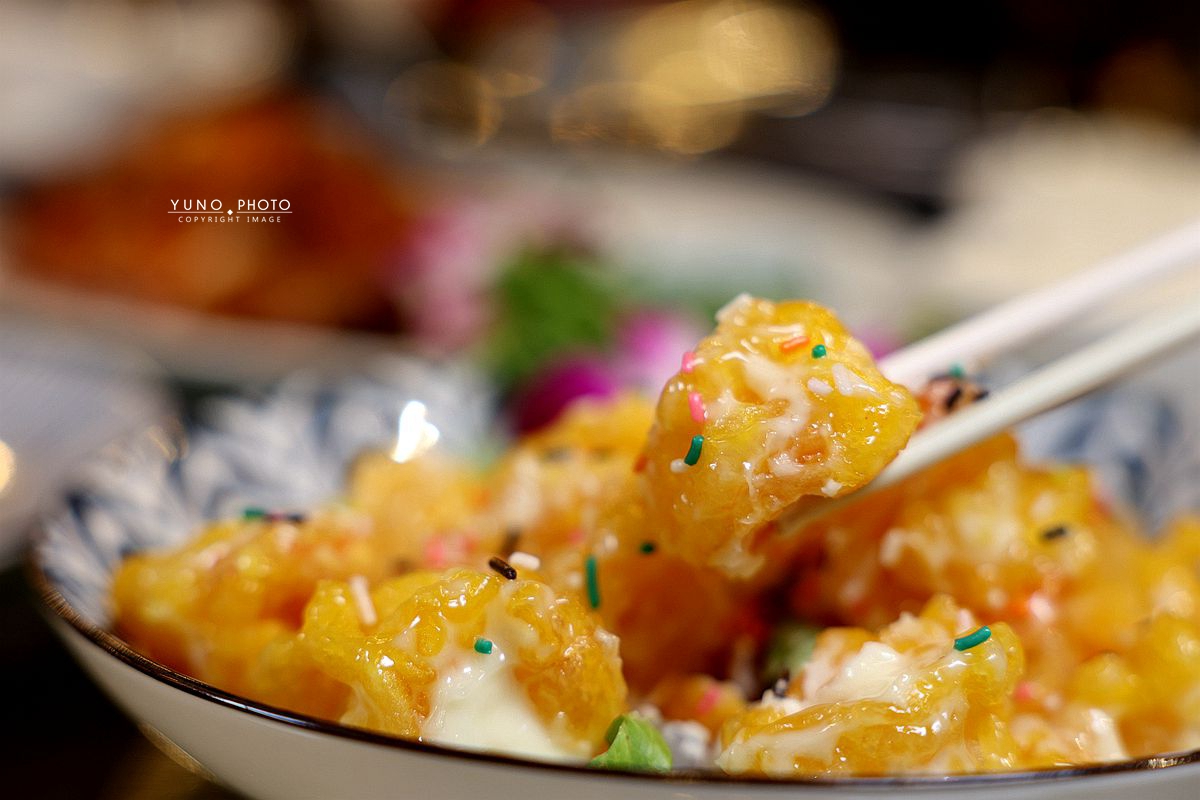 金黃焦香誘惑，阿秋大肥鵝油淋脆皮雞、橙汁排骨，必嚐暖胃薑絲鮮魚湯