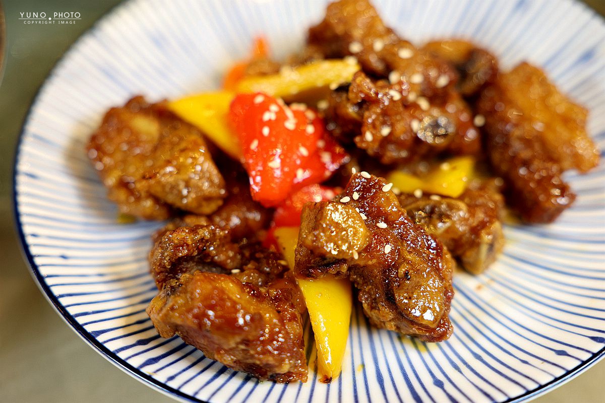 金黃焦香誘惑，阿秋大肥鵝油淋脆皮雞、橙汁排骨，必嚐暖胃薑絲鮮魚湯