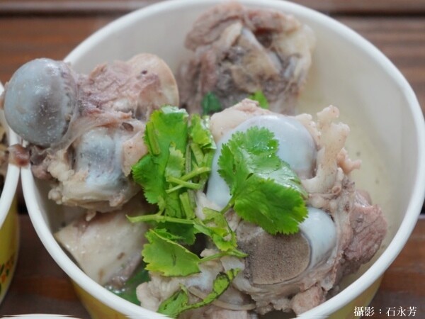 市場銅板美食玩皮爆脆皮五花肉-脆皮烤豬/豬腳/焢肉/大骨焢