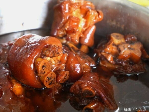 市場銅板美食玩皮爆脆皮五花肉-脆皮烤豬/豬腳/焢肉/大骨焢