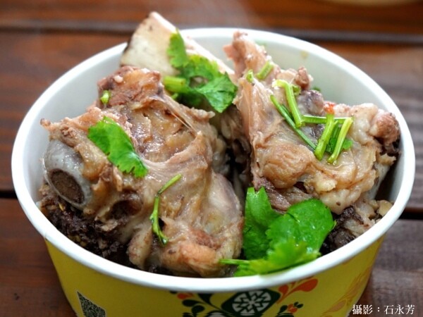 市場銅板美食玩皮爆脆皮五花肉-脆皮烤豬/豬腳/焢肉/大骨焢