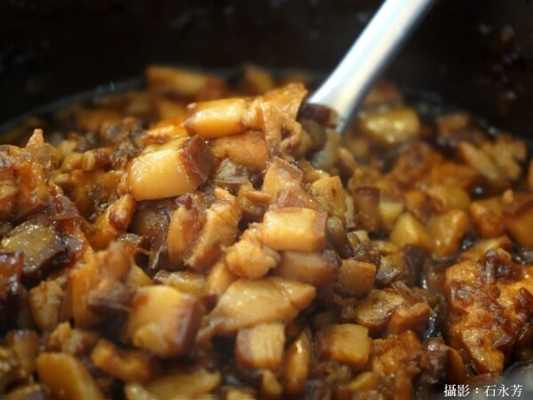 市場銅板美食玩皮爆脆皮五花肉-脆皮烤豬/豬腳/焢肉/大骨焢