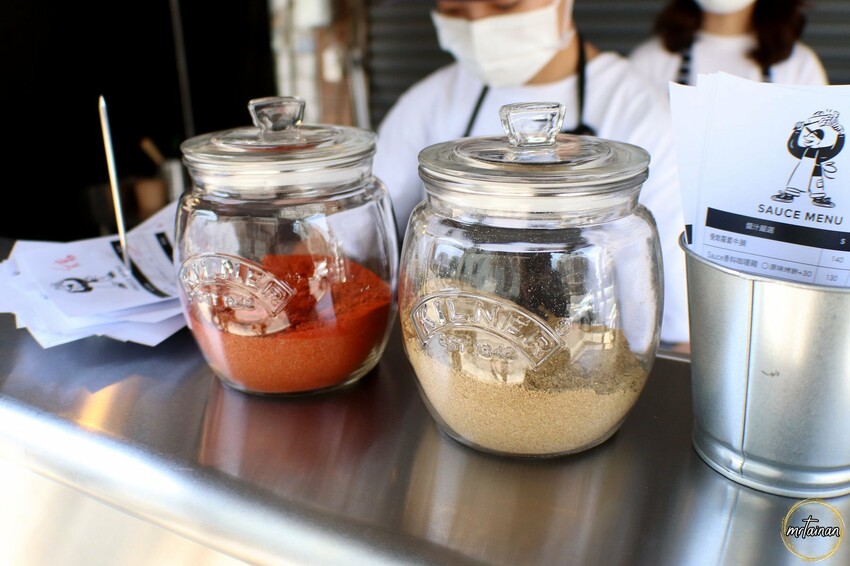 台南咖哩飯／獨家調配香料咖哩／使用10多種印度香料／每日限量只賣3樣／開店1小時完售／晚來保證吃不到