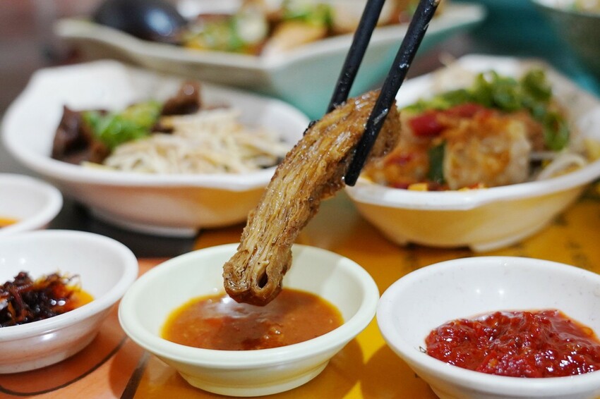 來牛肉麵店買辣椒醬！神級秘製味噌辣醬讓我一沾上癮，餛飩界的霸主大顆飽滿必買～