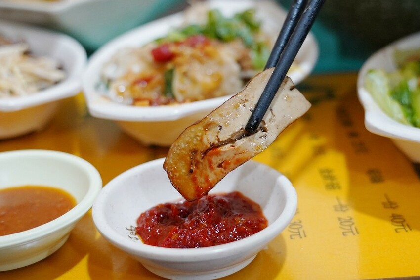 來牛肉麵店買辣椒醬！神級秘製味噌辣醬讓我一沾上癮，餛飩界的霸主大顆飽滿必買～