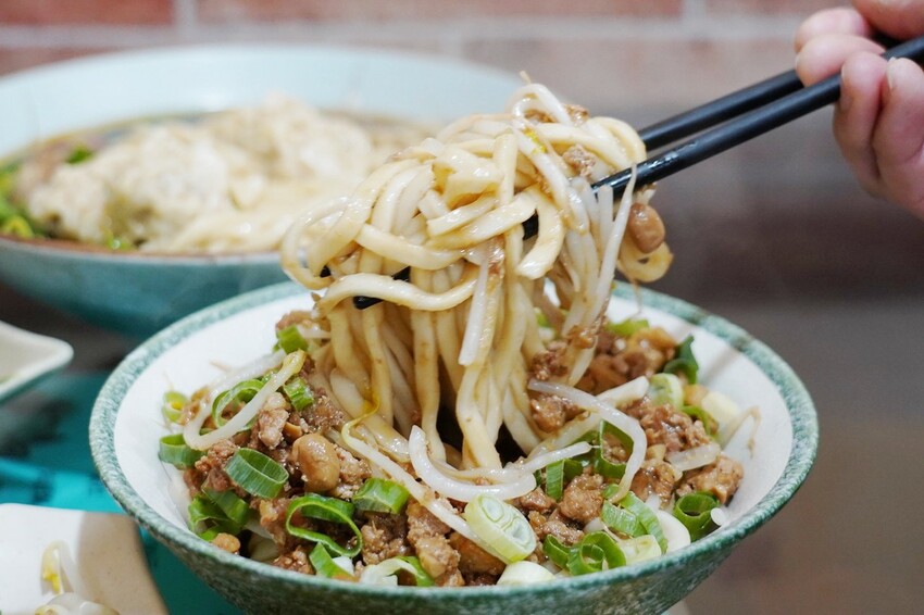 來牛肉麵店買辣椒醬！神級秘製味噌辣醬讓我一沾上癮，餛飩界的霸主大顆飽滿必買～