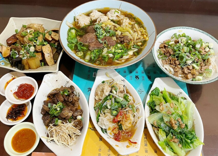 來牛肉麵店買辣椒醬！神級秘製味噌辣醬讓我一沾上癮，餛飩界的霸主大顆飽滿必買～