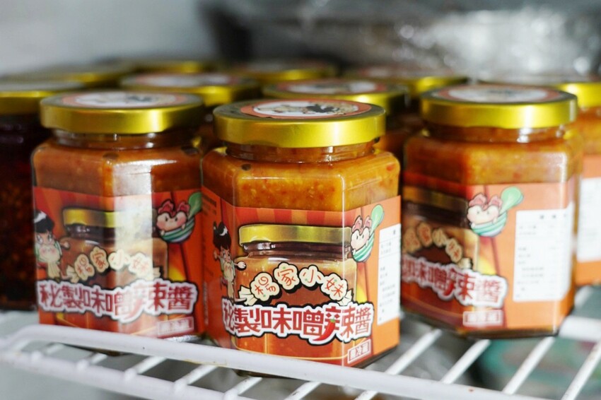 來牛肉麵店買辣椒醬！神級秘製味噌辣醬讓我一沾上癮，餛飩界的霸主大顆飽滿必買～