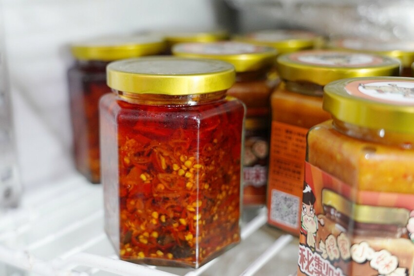 來牛肉麵店買辣椒醬！神級秘製味噌辣醬讓我一沾上癮，餛飩界的霸主大顆飽滿必買～