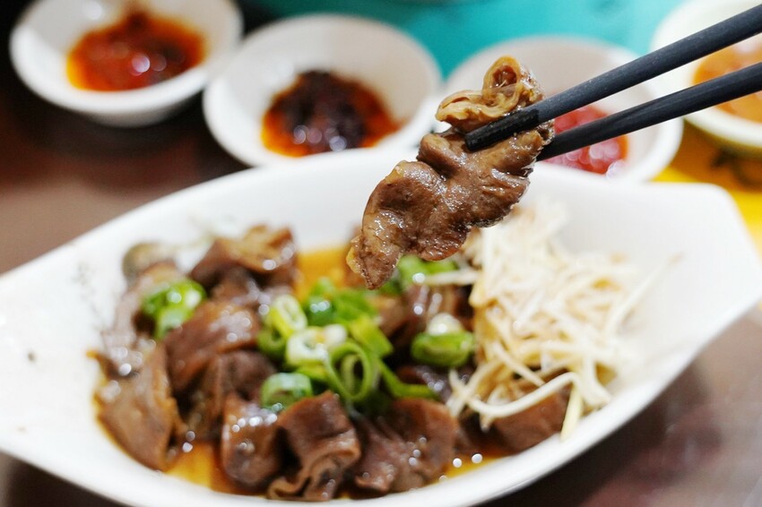 來牛肉麵店買辣椒醬！神級秘製味噌辣醬讓我一沾上癮，餛飩界的霸主大顆飽滿必買～