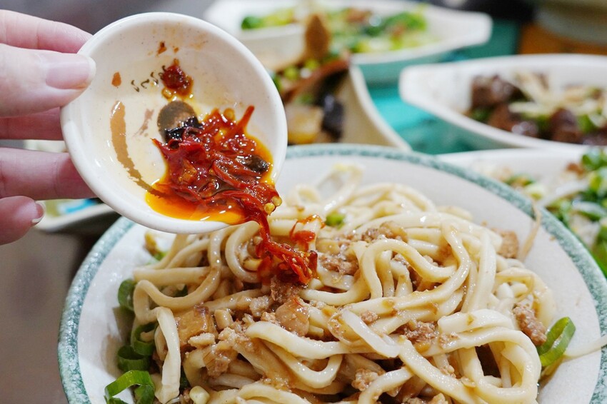 來牛肉麵店買辣椒醬！神級秘製味噌辣醬讓我一沾上癮，餛飩界的霸主大顆飽滿必買～