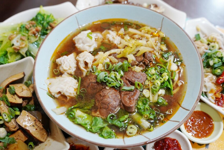 來牛肉麵店買辣椒醬！神級秘製味噌辣醬讓我一沾上癮，餛飩界的霸主大顆飽滿必買～