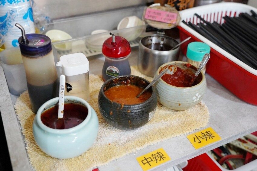 來牛肉麵店買辣椒醬！神級秘製味噌辣醬讓我一沾上癮，餛飩界的霸主大顆飽滿必買～
