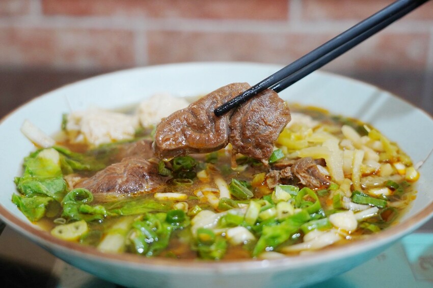 來牛肉麵店買辣椒醬！神級秘製味噌辣醬讓我一沾上癮，餛飩界的霸主大顆飽滿必買～