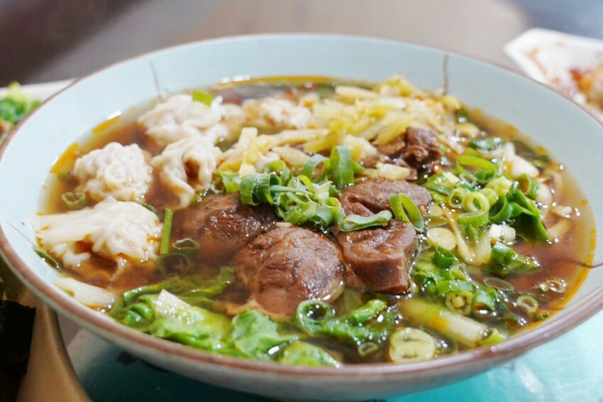 來牛肉麵店買辣椒醬！神級秘製味噌辣醬讓我一沾上癮，餛飩界的霸主大顆飽滿必買～