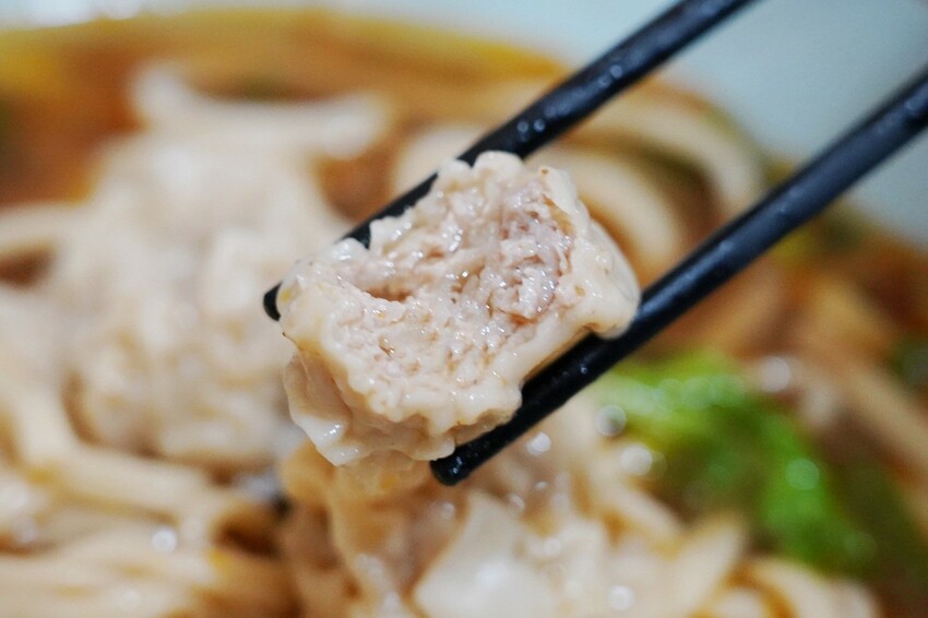 來牛肉麵店買辣椒醬！神級秘製味噌辣醬讓我一沾上癮，餛飩界的霸主大顆飽滿必買～