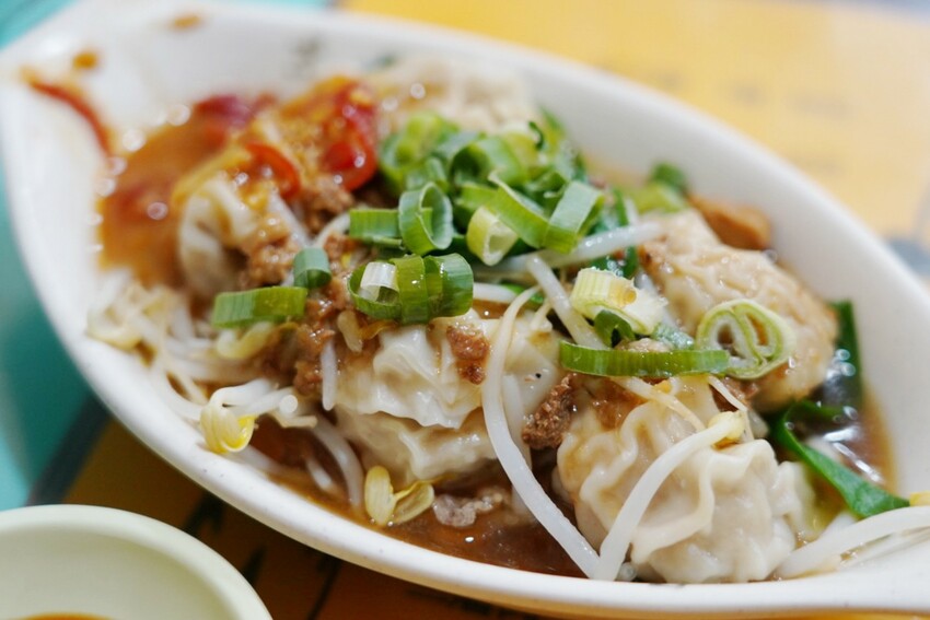 來牛肉麵店買辣椒醬！神級秘製味噌辣醬讓我一沾上癮，餛飩界的霸主大顆飽滿必買～