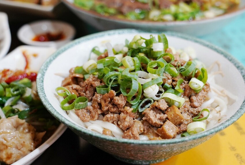 來牛肉麵店買辣椒醬！神級秘製味噌辣醬讓我一沾上癮，餛飩界的霸主大顆飽滿必買～