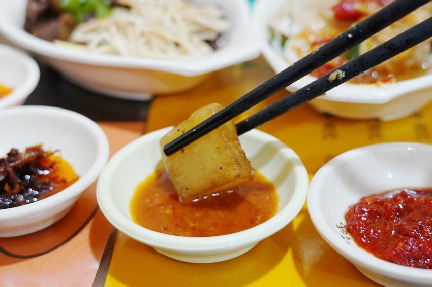 來牛肉麵店買辣椒醬！神級秘製味噌辣醬讓我一沾上癮，餛飩界的霸主大顆飽滿必買～