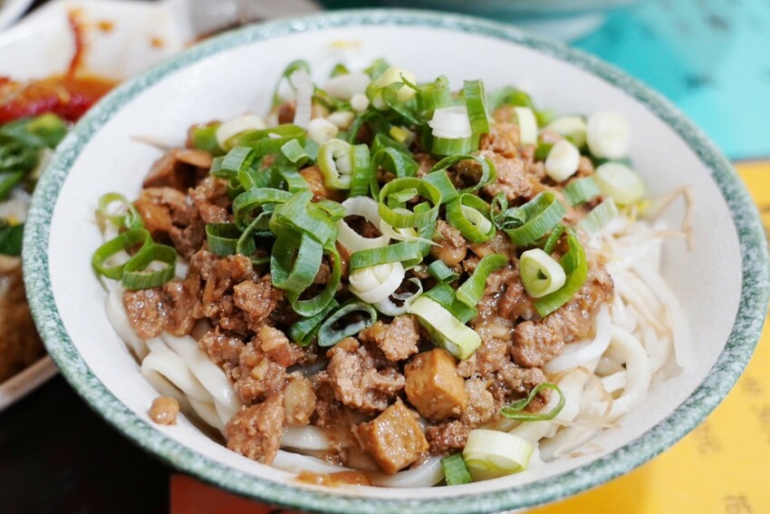 來牛肉麵店買辣椒醬！神級秘製味噌辣醬讓我一沾上癮，餛飩界的霸主大顆飽滿必買～