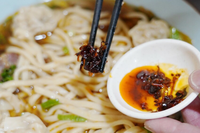 來牛肉麵店買辣椒醬！神級秘製味噌辣醬讓我一沾上癮，餛飩界的霸主大顆飽滿必買～