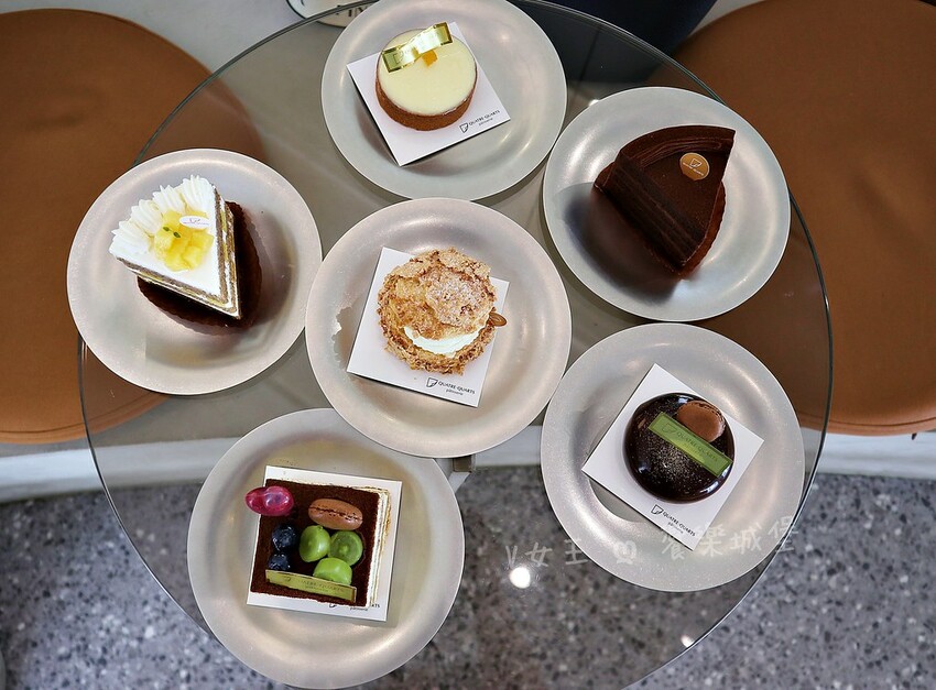 彷彿瞬間置身於甜點天堂！這裡不僅有超高質感的法式甜品，還能一邊欣賞美景，一邊享受美食的療癒時光