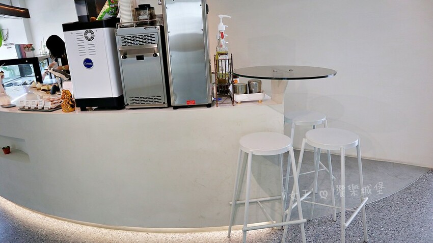 彷彿瞬間置身於甜點天堂！這裡不僅有超高質感的法式甜品，還能一邊欣賞美景，一邊享受美食的療癒時光