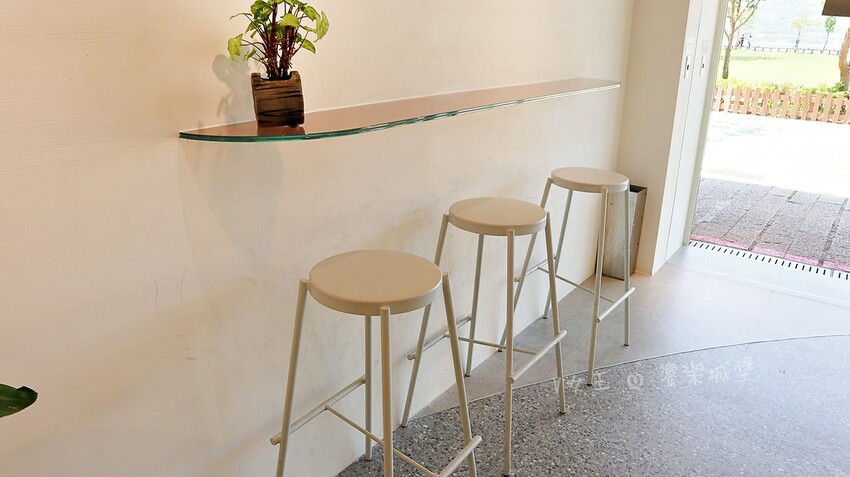 彷彿瞬間置身於甜點天堂！這裡不僅有超高質感的法式甜品，還能一邊欣賞美景，一邊享受美食的療癒時光