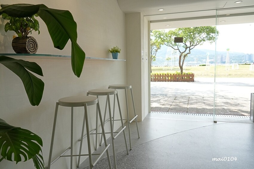 淡水老街美食推薦|幻日線法式甜點~淡水河岸旁小巧精緻的甜點,好吃不甜膩,白色韓系網美環境好好拍