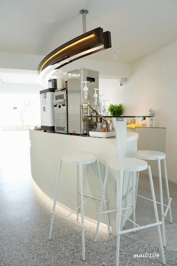 淡水老街美食推薦|幻日線法式甜點~淡水河岸旁小巧精緻的甜點,好吃不甜膩,白色韓系網美環境好好拍