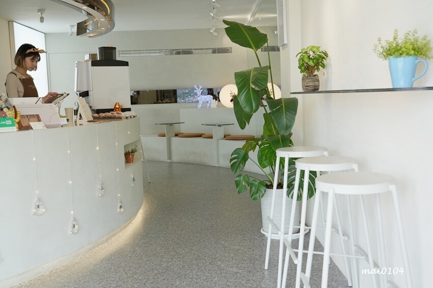 淡水老街美食推薦|幻日線法式甜點~淡水河岸旁小巧精緻的甜點,好吃不甜膩,白色韓系網美環境好好拍