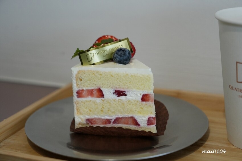 淡水老街美食推薦|幻日線法式甜點~淡水河岸旁小巧精緻的甜點,好吃不甜膩,白色韓系網美環境好好拍