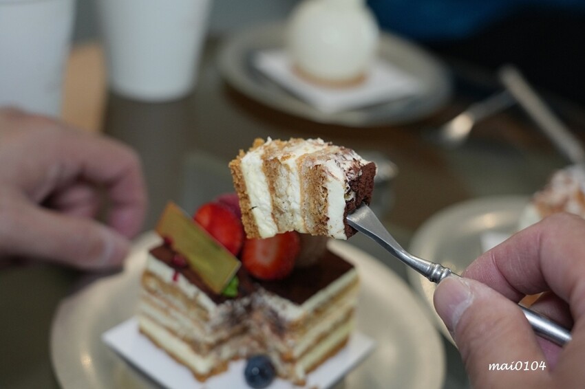 淡水老街美食推薦|幻日線法式甜點~淡水河岸旁小巧精緻的甜點,好吃不甜膩,白色韓系網美環境好好拍