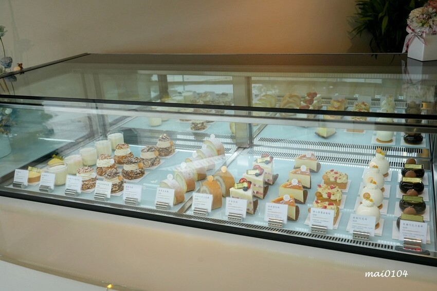 淡水老街美食推薦|幻日線法式甜點~淡水河岸旁小巧精緻的甜點,好吃不甜膩,白色韓系網美環境好好拍