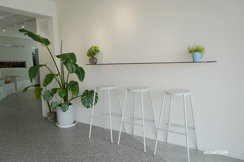 淡水老街美食推薦|幻日線法式甜點~淡水河岸旁小巧精緻的甜點,好吃不甜膩,白色韓系網美環境好好拍