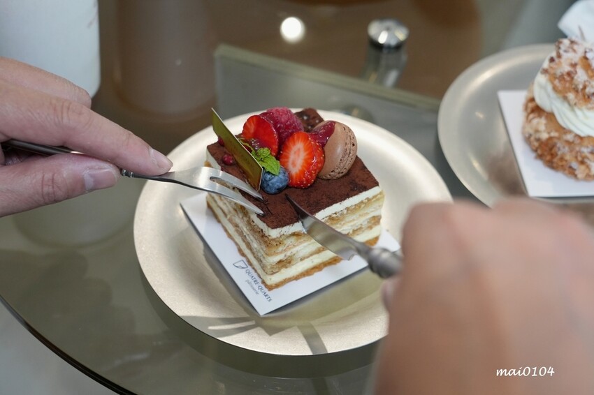 淡水老街美食推薦|幻日線法式甜點~淡水河岸旁小巧精緻的甜點,好吃不甜膩,白色韓系網美環境好好拍